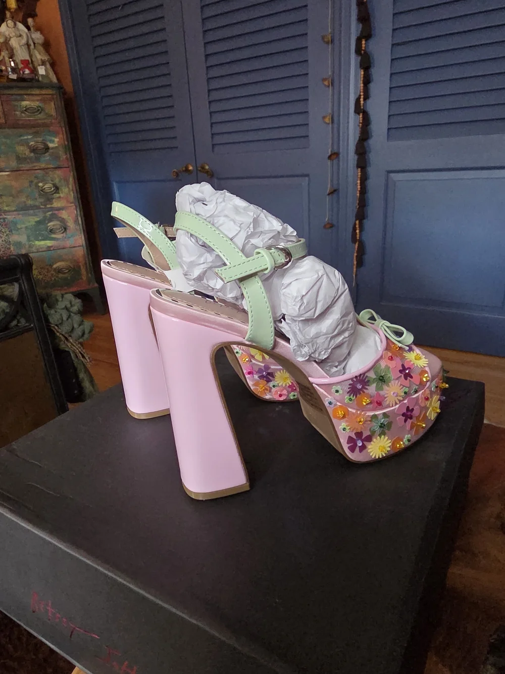 NIB Betsey Johnson Melodie Floral Platform Sandals Pink Multi Sz 5